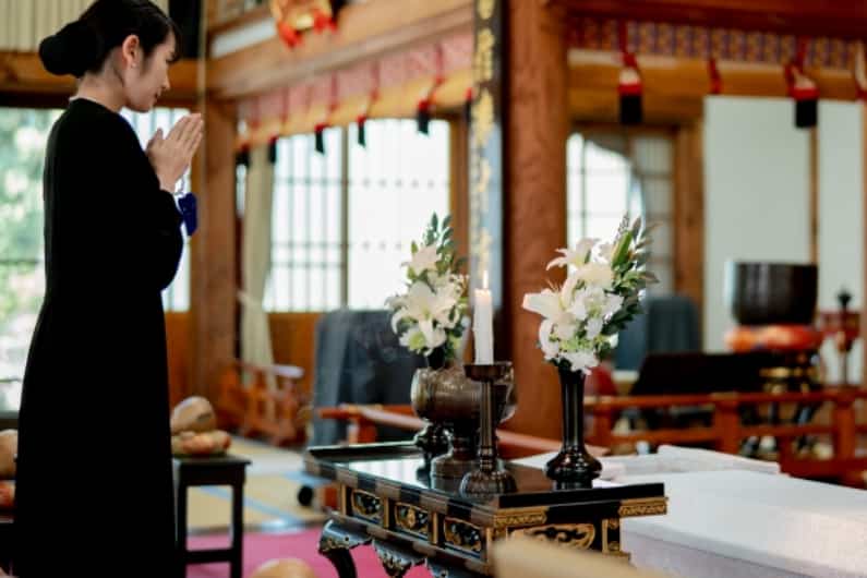 一日葬は家族だけでも大丈夫？家族葬との違いや注意点を詳しく解説