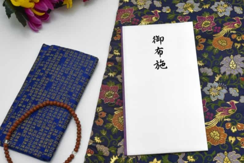 日蓮宗の葬儀で渡すお布施の相場は？封筒や表書きのマナー、四十九日などの金額目安も解説