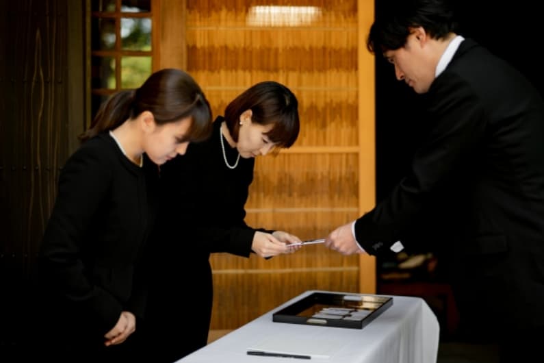 家族葬を30人で執り行う場合の費用はいくら？内訳や費用を抑えるポイントを紹介