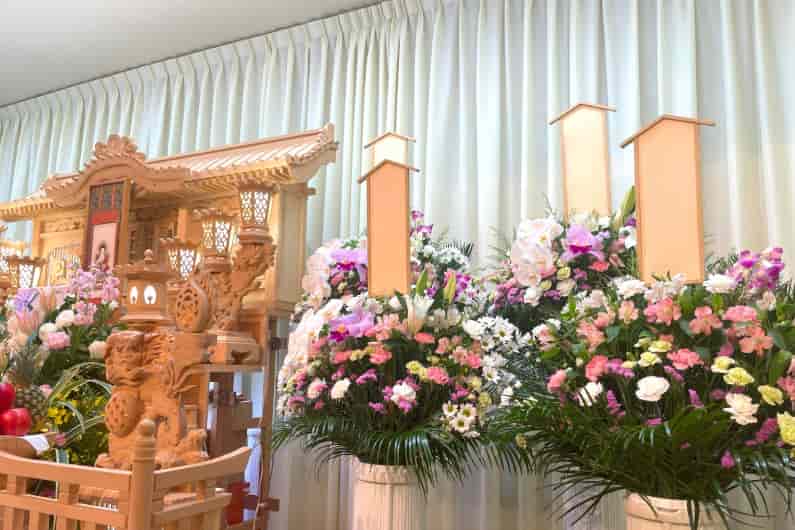 家族葬に供花を送ってもよい？供花の種類や手配方法、マナーを解説