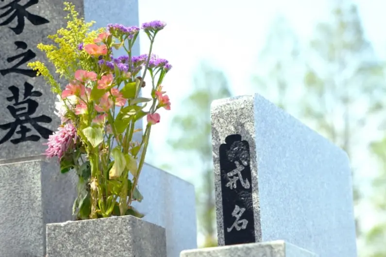 戒名のランクはどう決まる？｜位号の意味や相場・宗派ごとの付け方までわかりやすく解説