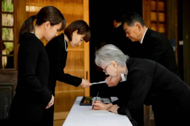 家族葬は1日で終わる？一日葬のメリット・デメリットと亡くなってからの流れを解説