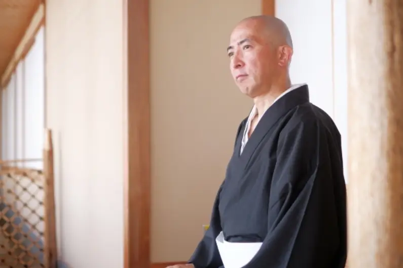 無宗教のお葬式にお坊さんは呼ばない？無宗教葬儀のマナーやポイントを解説