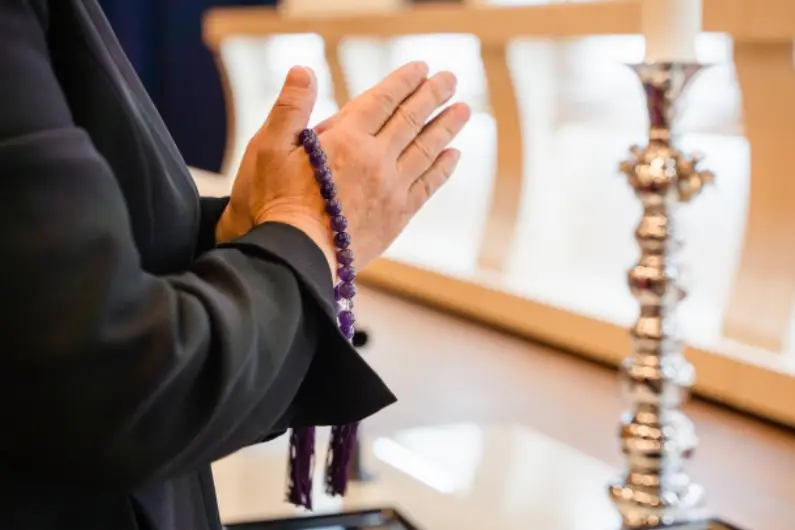 お通夜の流れとは？当日の具体的な流れと参列時の持ち物・マナーを解説