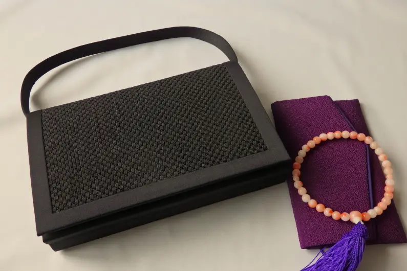 お通夜と葬式はどっちに参列すべき？関係性による違いと参列時のマナーを解説