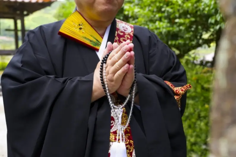 一日葬はお坊さんなしでもできる？僧侶を呼ばない場合の流れや注意点を解説