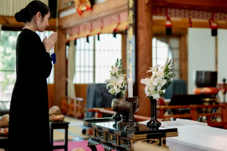 家族葬で300万円は高い？一般的な費用相場や削れる料金の項目を解説