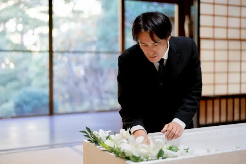 家族葬はひとりでもできる｜費用の目安や知人への連絡方法、準備の流れについて紹介