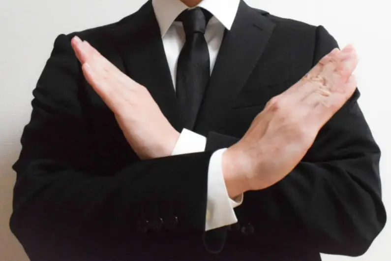 家族葬への参列は迷惑？判断基準と「行かない」という配慮・弔意の伝え方