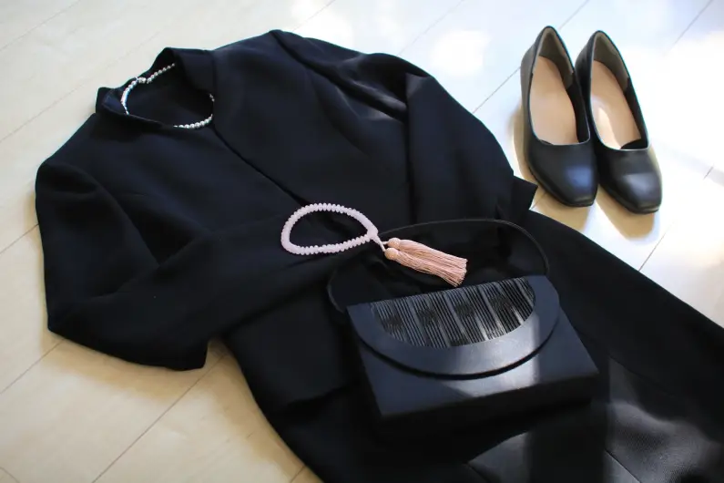 【チェックリスト付】家族葬の準備・持ち物まとめ｜施主と参列者別のマナーも解説