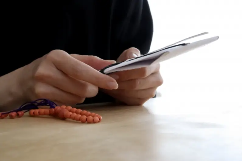 家族葬で香典はどこまで必要？準備すべき親族の範囲や金額、マナーをまとめて解説