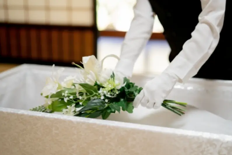 納棺のときに何を入れる？副葬品の選び方と入れてはいけないものを解説