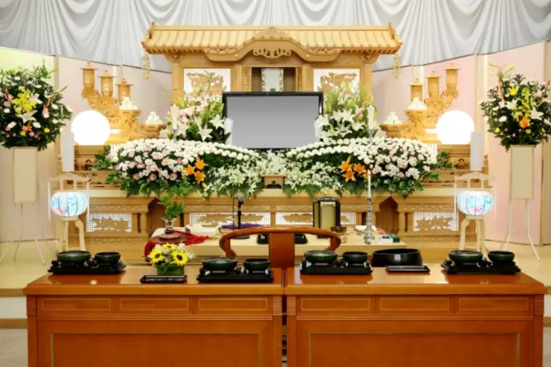 葬式は平日に行っても大丈夫？｜注意点や日程の決め方を解説