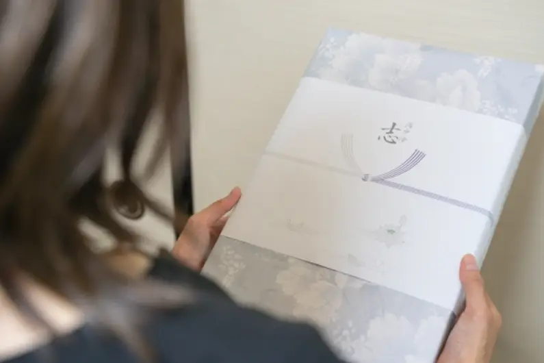 家族葬の香典返しはいつが正解？当日返しから忌明け後まで判断基準を解説