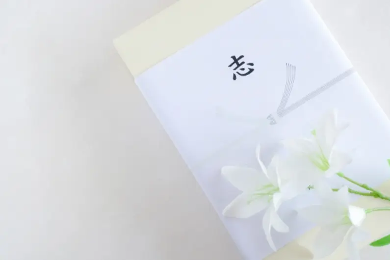 家族葬の香典返しは当日返しでいい？マナーや相場、準備のポイントを解説