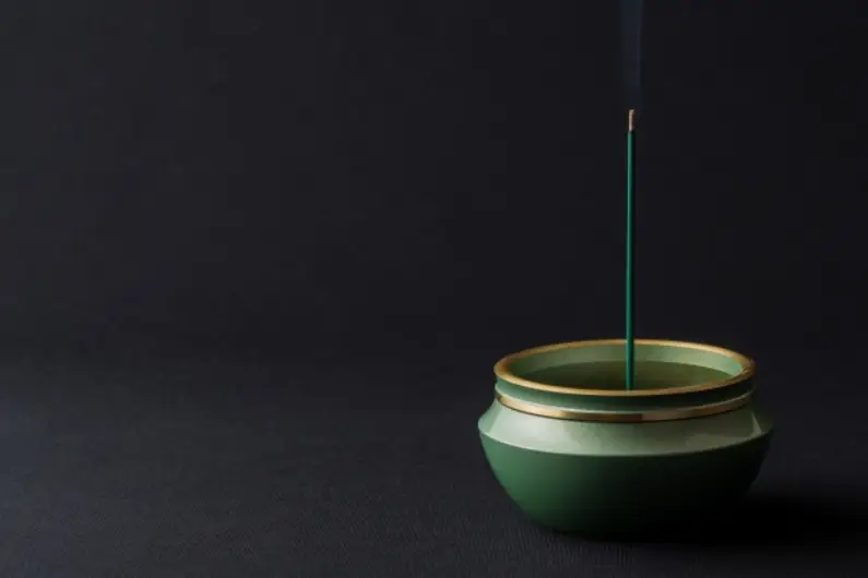 通夜の「寝ずの番」とは？意味・過ごし方・線香のマナーを徹底解説