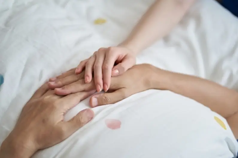 家族が早朝に亡くなった場合、通夜はいつ行う？当日中にできるのか・友引のときの注意点を解説