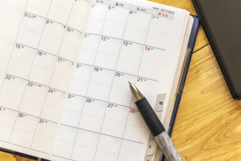 忌引休暇が土日と重なった場合の取り扱いはどうなる？忌引休暇の基本と注意点を解説