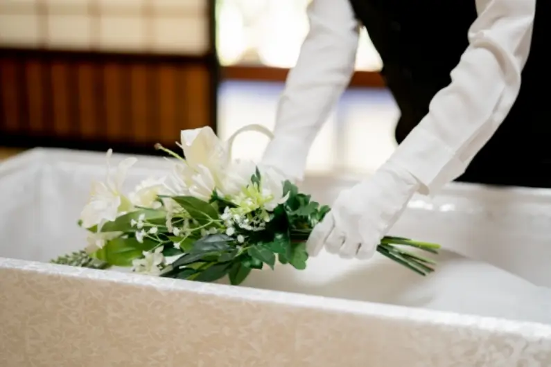 火葬で棺に入れるもの・入れてはいけないもの｜後悔しない選び方と代替案を解説