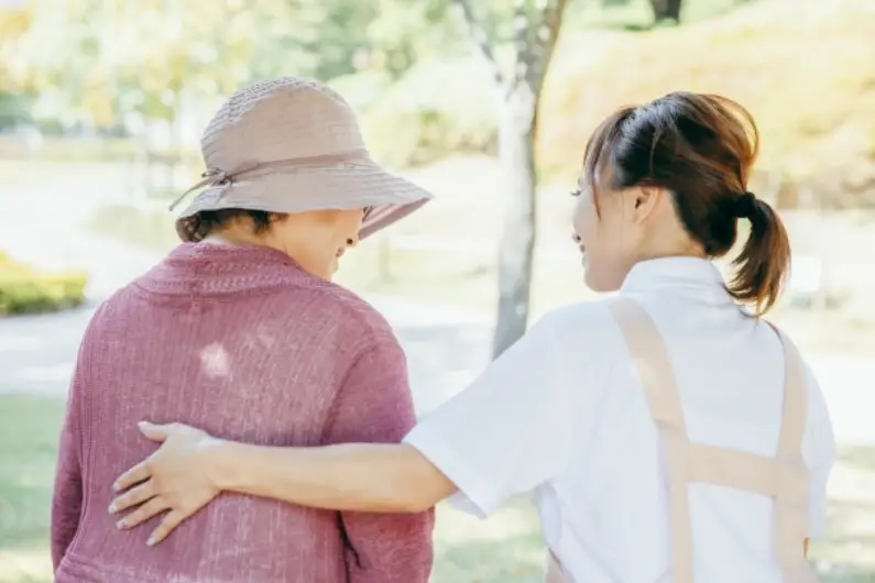 自宅介護していた家族が死亡したらどうする？看取り後の流れや事前の準備を解説