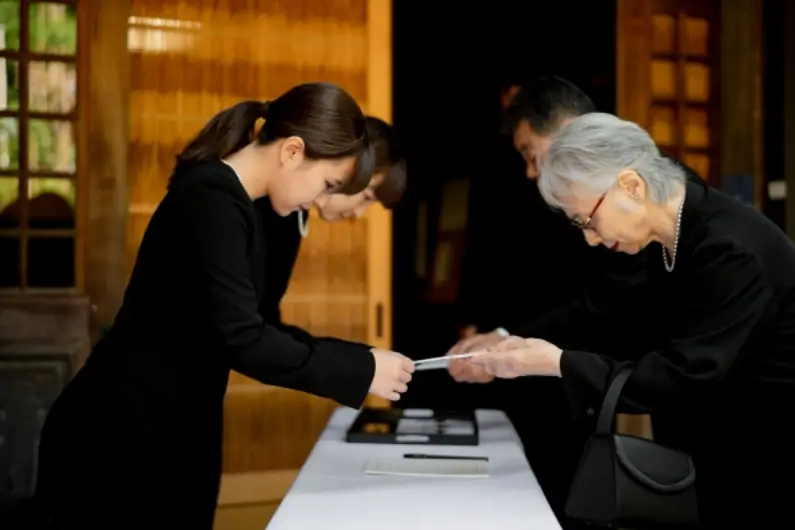家族葬の通夜は必要？喪主・参列者の判断基準と流れ・マナーを解説