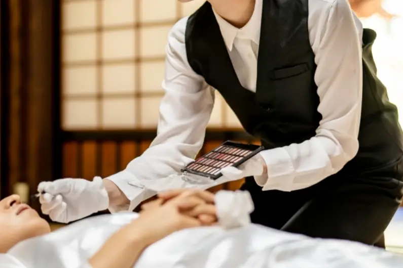 死化粧とは？一般的な手順や費用相場、エンゼルケアとの違いを解説